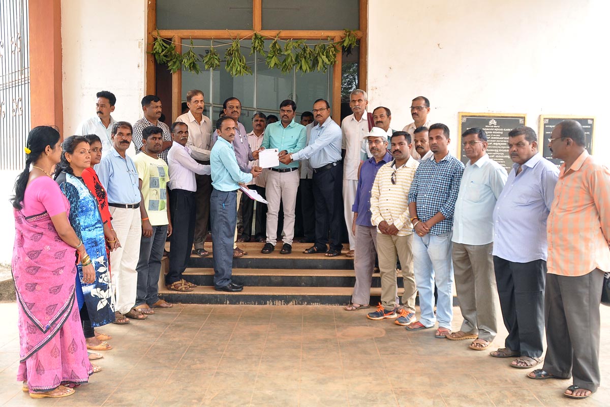 ಸಾಹಿತಿ ಬರಗೂರು ರಾಮಚಂದ್ರಪ್ಪ ವಿರುದ್ಧ ಪ್ರತಿಭಟನೆ